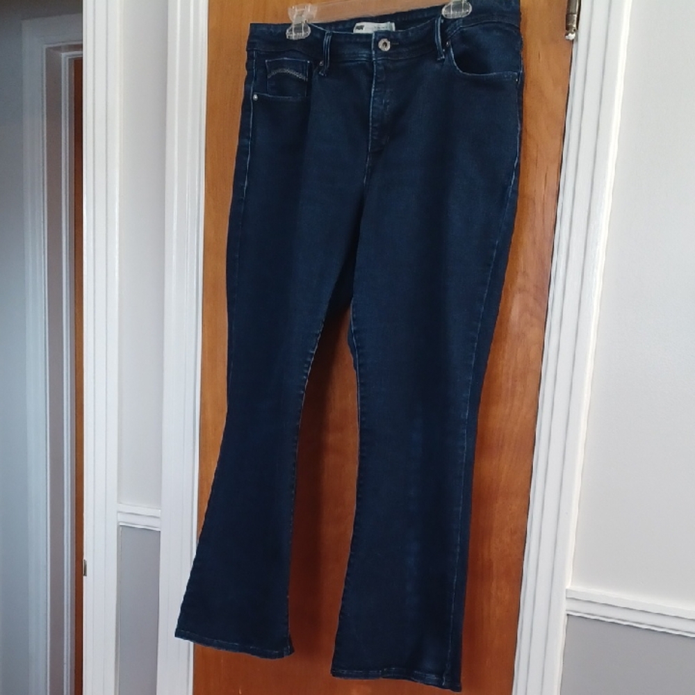 Levis Perfectly Shapping Dark Blue Jeans